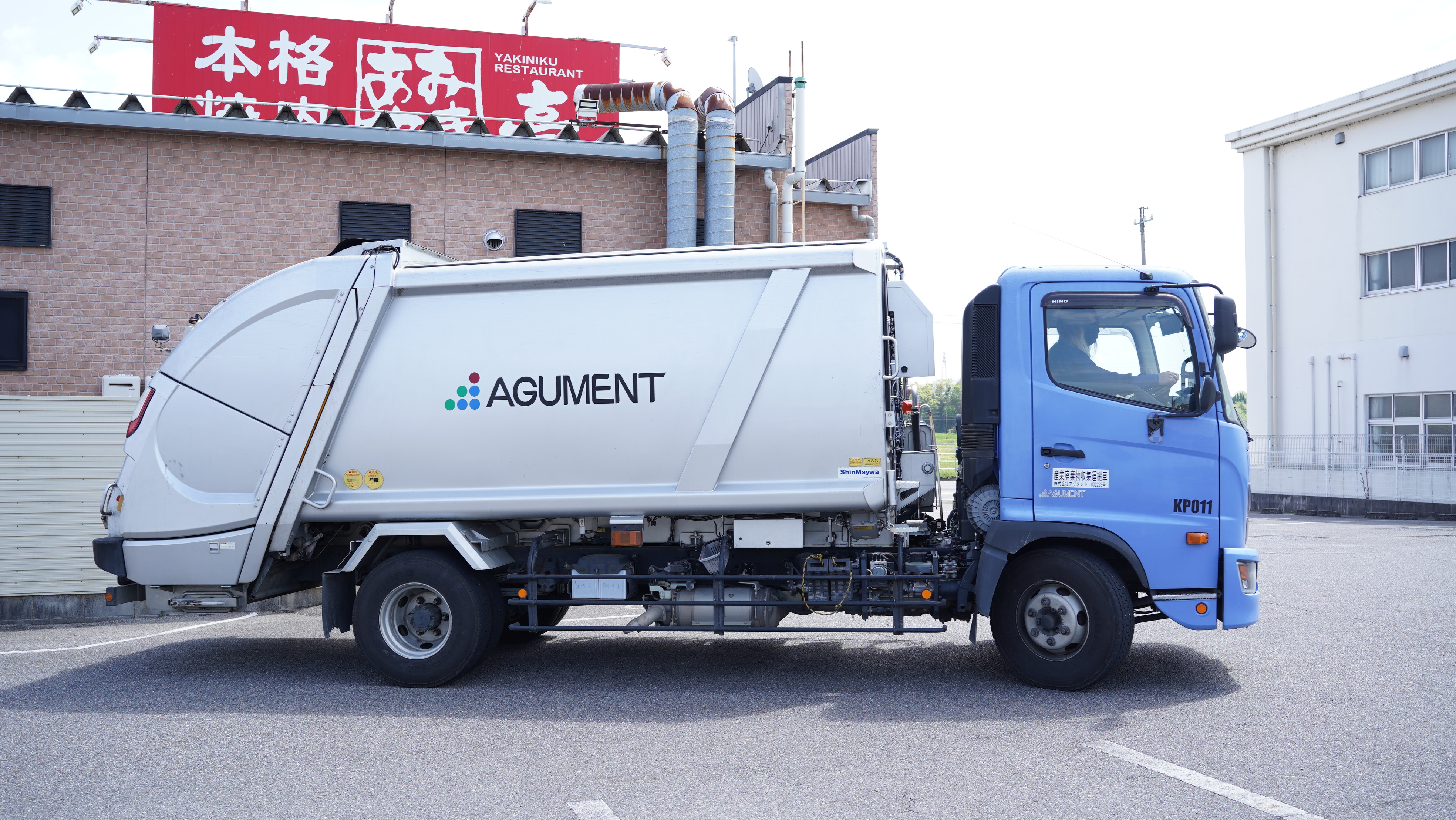 まちなかを走る収集車